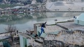 Demi bendungan itu, hampir 80 ribu orang dari 199 desa mesti dipindah. Dam itu pun sempat diperingatkan oleh Irak yang khawatir akan dampak Sungai Tigris dibendung. (BULENT KILIC / AFP)