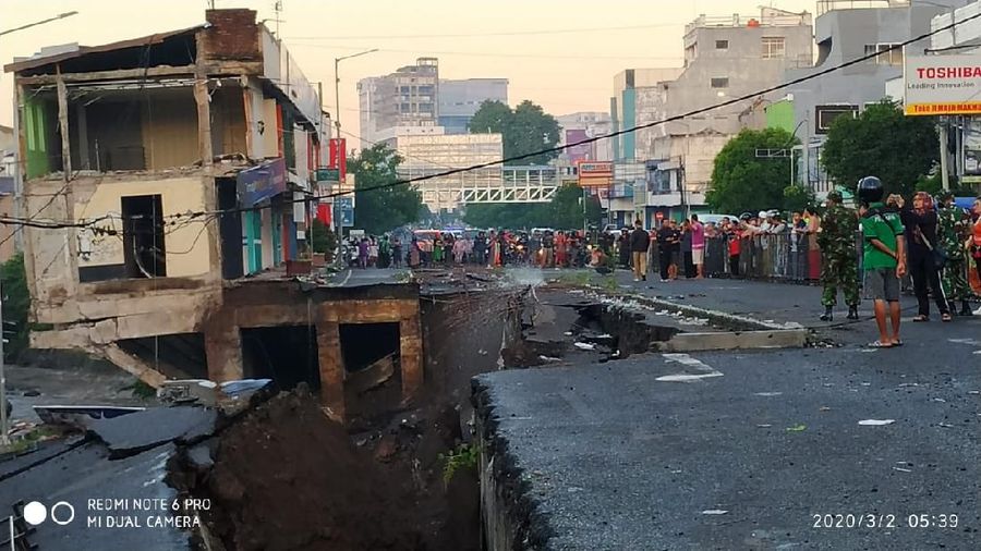 Ada retakan sepanjang 100 meter sebelum 9 ruko di Jember ambruk, berikut berita foto yang berhasil dirangkum.