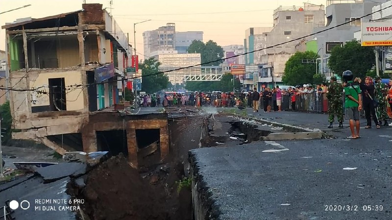 Ada retakan sepanjang 100 meter sebelum 9 ruko di Jember ambruk, berikut berita foto yang berhasil dirangkum.