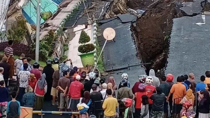 Ada retakan sepanjang 100 meter sebelum 9 ruko di Jember ambruk, berikut berita foto yang berhasil dirangkum.