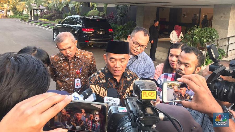 Banyak warga yang menyerbu supermarket untuk membeli kebutuhan pokok.