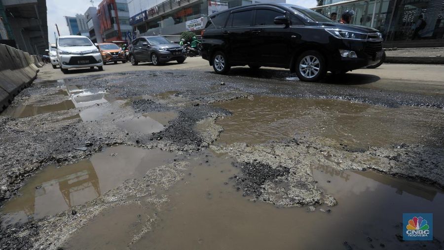 Sejumlah jalan rusak dan berlubang tampak di Jalan Boulevard Raya Kelapa Gading.