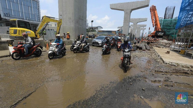 Sejumlah jalan rusak dan berlubang tampak di Jalan Boulevard Raya Kelapa Gading.