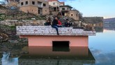 Setelah beberapa tahun tertunda, Dam itu mulai terisi air pada Juli lali. Level air dalam dan di sekitar Hasankeyf telah naik 15 meter dan terus naik 15 sentimeter setiap harinya. (BULENT KILIC / AFP)