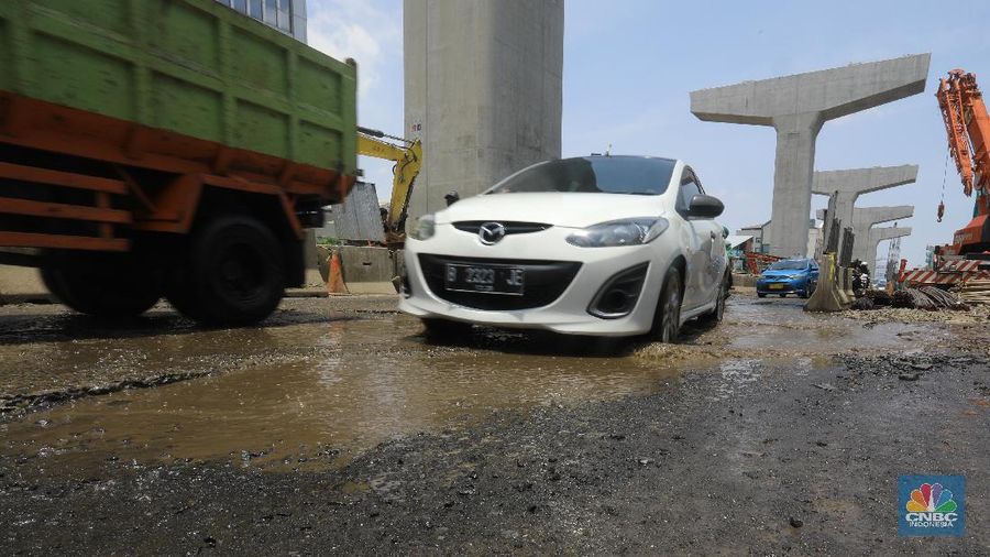 Sejumlah jalan rusak dan berlubang tampak di Jalan Boulevard Raya Kelapa Gading.