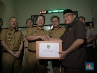Ini Alasan Kang Emil Serahkan 10 Ribu Masker ke Warga Depok
