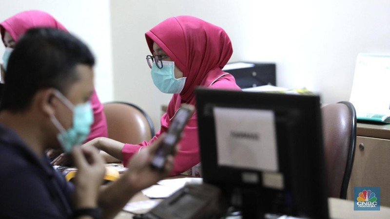 Tenaga kesehatan menggunakan alat pelindung diri (APD) mengambil sampel darah dengan metode swab test di GSI Lab (Genomik Solidaritas Indonesia Laboratorium), Cilandak, Jakarta Selatan, Rabu (30/9/2020). (CNBC Indonesia/Tri Susilo)

Untuk memutus rantai penularan Covid-19, Genomik Solidaritas Indonesia (GSI Lab) membuka laboratorium tes PCR berstandar Biosafety Level (BSL) 2+. 

Laboraturium GSI Lab dirancang untuk memberikan pelayanan tes PCR yang tidak hanya bersekala masif, namun jugamemberikan hasil tes yabg cepat sehinggal hasil tes dapat diakses pada hari yang sama atau setidaknya H+1 (setelah tes).  

Untuk pasien drive thru sehari bisa 500 orang sedangkan SCR 5000 sempel perharinya.  (CNBC Indonesia/ Tri Susilo)