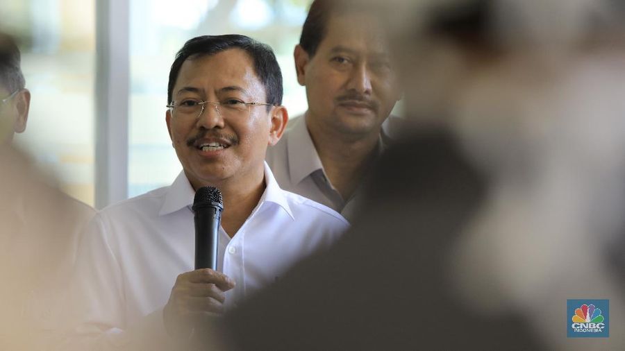 Menteri Kesehatan Terawan Agus Putranto memberikan keterangan pers usai mengunjungi dua warga negara Indonesia (WNI) yang positif virus corona (Covid-19) di Rumah Sakit Penyakit Infeksi Prof. Dr. Sulianti Saroso, Jakarta Utara, Senin (2/3/2020). (CNBC Indonesia/Andrean Kristianto)