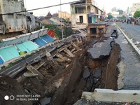 Terkikis Aliran Sungai, 9 Ruko di Jember Ditelan Bumi