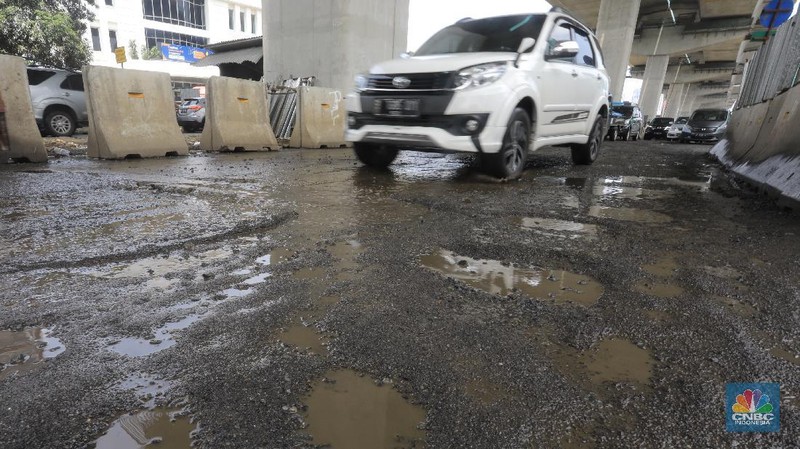 Sejumlah jalan rusak dan berlubang tampak di Jalan Boulevard Raya Kelapa Gading.