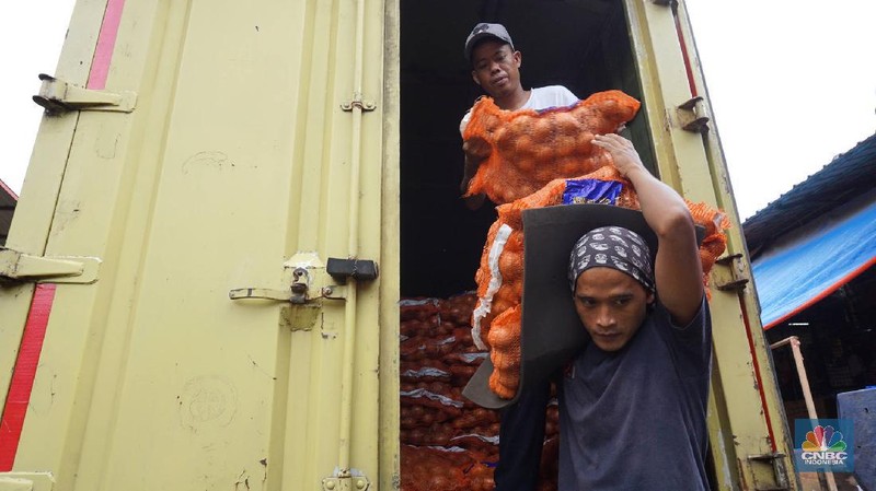 Harga bawang bombay naik drastis, di Kramat Jati, Jakarta, mencapai Rp 120 ribu per Kg.