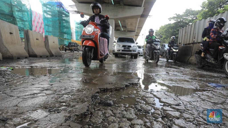 Sejumlah jalan rusak dan berlubang tampak di Jalan Boulevard Raya Kelapa Gading.