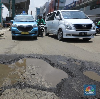 Help Mas Anies! Banyak Jalan Rusak di Kelapa Gading Nih