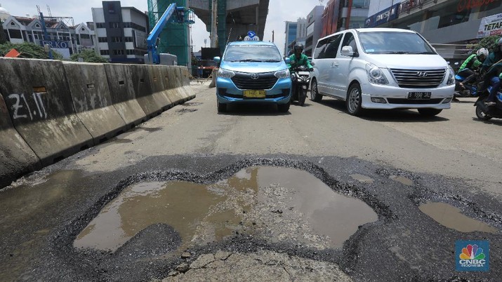 Sebagian ruas boulevard kelapa gading alami jalan rusak. (CNBC Indonesia/Andrean Kristianto) Sebagian ruas boulevard kelapa gading alami jalan rusak. (CNBC Indonesia/Andrean Kristianto)