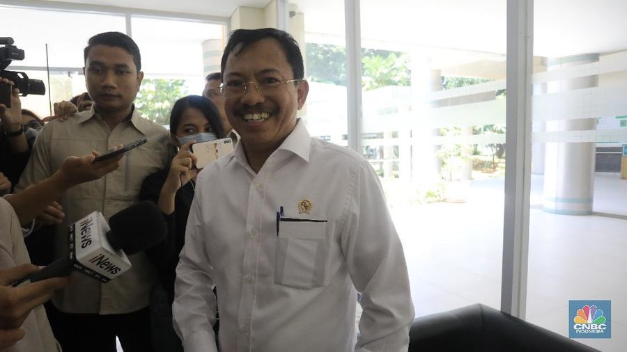 Netizen sedang ramai membicarakan soal Menkes Terawan mundur. Hal ini dipicu sebuah potongan video yang memperlihatkan Menkes akan melakukan konferensi pers.