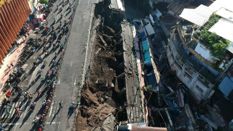 Ada retakan sepanjang 100 meter sebelum 9 ruko di Jember ambruk, berikut berita foto yang berhasil dirangkum.