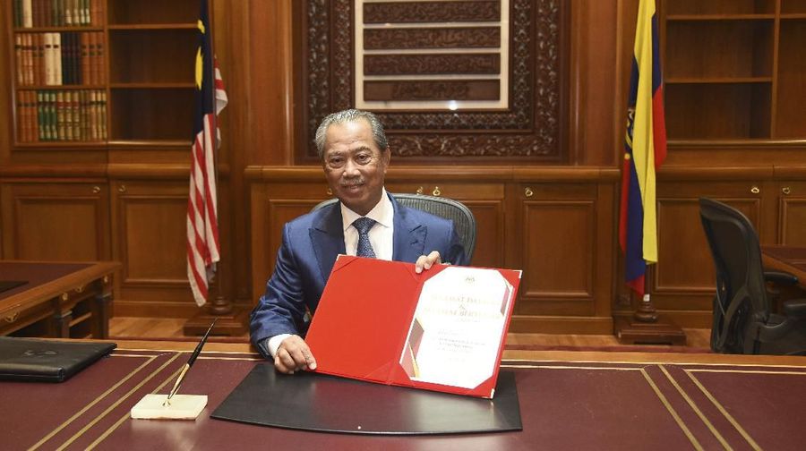 Perdana Menteri baru negara Muhyiddin Yassin berfoto pada hari pertamanya di kantor perdana menteri di Putrajaya, Malaysia. (Hafiz Itam/Malaysia's Department of Information via AP)