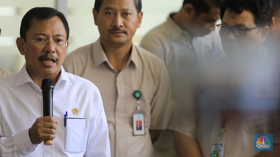 Menteri Kesehatan Terawan Agus Putranto memberikan keterangan pers usai mengunjungi dua warga negara Indonesia (WNI) yang positif virus corona (Covid-19)  di Rumah Sakit Penyakit Infeksi Prof. Dr. Sulianti Saroso, Jakarta Utara, Senin (2/3/2020). (CNBC Indonesia/Andrean Kristianto)