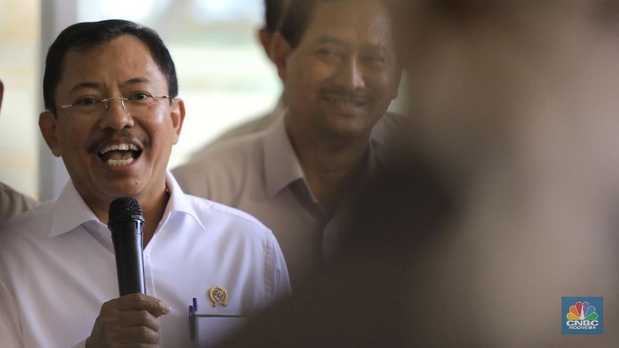 Menteri Kesehatan Terawan Agus Putranto memberikan keterangan pers usai mengunjungi dua warga negara Indonesia (WNI) yang positif virus corona (Covid-19)  di Rumah Sakit Penyakit Infeksi Prof. Dr. Sulianti Saroso, Jakarta Utara, Senin (2/3/2020). (CNBC Indonesia/Andrean Kristianto)
