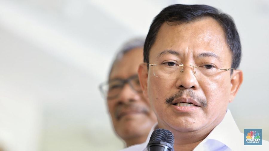 Menteri Kesehatan Terawan Agus Putranto memberikan keterangan pers usai mengunjungi dua warga negara Indonesia (WNI) yang positif virus corona (Covid-19)  di Rumah Sakit Penyakit Infeksi Prof. Dr. Sulianti Saroso, Jakarta Utara, Senin (2/3/2020). (CNBC Indonesia/Andrean Kristianto)