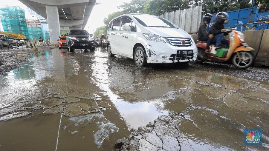 Sejumlah jalan rusak dan berlubang tampak di Jalan Boulevard Raya Kelapa Gading.