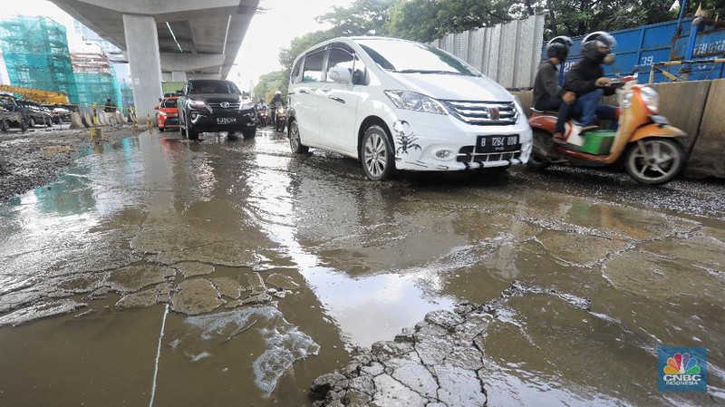 Sejumlah jalan rusak dan berlubang tampak di Jalan Boulevard Raya Kelapa Gading.