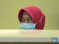 Jokowi Siap Umumkan Status Endemi, Saham RS-Farmasi Ambruk