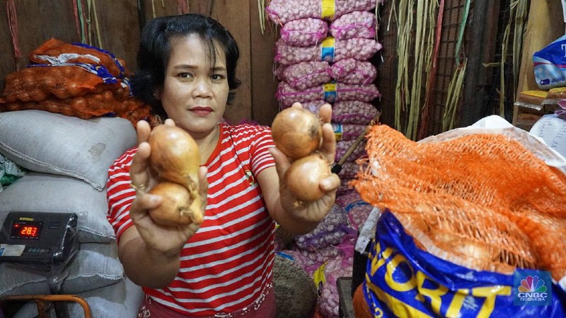 Harga bawang bombay naik drastis, di Kramat Jati, Jakarta, mencapai Rp 120 ribu per Kg.