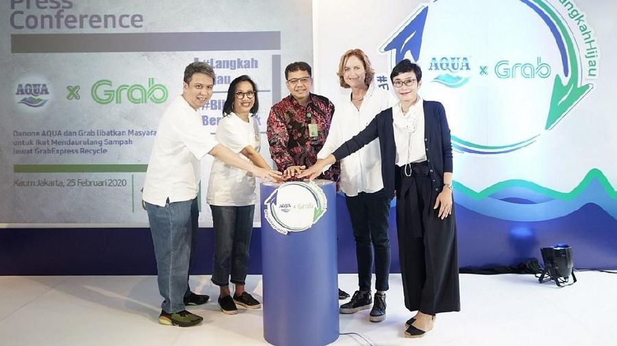 Grab Indonesia dan Danone-Aqua bekerja sama dalam pengelolaan sampah melalui Grab Express Recycle demi kelestarian lingkungan.