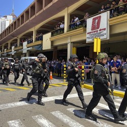 Teror di Filipina, Pria Bersenjata Api Sandera Mall Manila