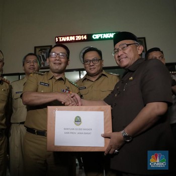 Momen Ridwan Kamil Serahkan 10 Ribu Masker ke Warga Depok