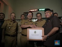 Momen Ridwan Kamil Serahkan 10 Ribu Masker ke Warga Depok
