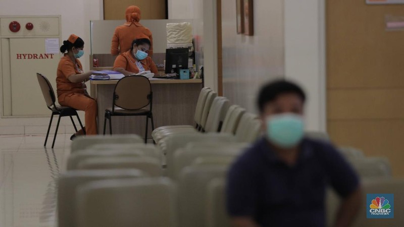 Tenaga kesehatan menggunakan alat pelindung diri (APD) mengambil sampel darah dengan metode swab test di GSI Lab (Genomik Solidaritas Indonesia Laboratorium), Cilandak, Jakarta Selatan, Rabu (30/9/2020). (CNBC Indonesia/Tri Susilo)

Untuk memutus rantai penularan Covid-19, Genomik Solidaritas Indonesia (GSI Lab) membuka laboratorium tes PCR berstandar Biosafety Level (BSL) 2+. 

Laboraturium GSI Lab dirancang untuk memberikan pelayanan tes PCR yang tidak hanya bersekala masif, namun jugamemberikan hasil tes yabg cepat sehinggal hasil tes dapat diakses pada hari yang sama atau setidaknya H+1 (setelah tes).  

Untuk pasien drive thru sehari bisa 500 orang sedangkan SCR 5000 sempel perharinya.  (CNBC Indonesia/ Tri Susilo)