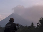 Foto: Gunung Merapi memuntahkan material vulkanik ke udara di Sleman, Daerah Istimewa Yogyakarta, beberapa waktu lalu. (AP/Slamet Riyadi)