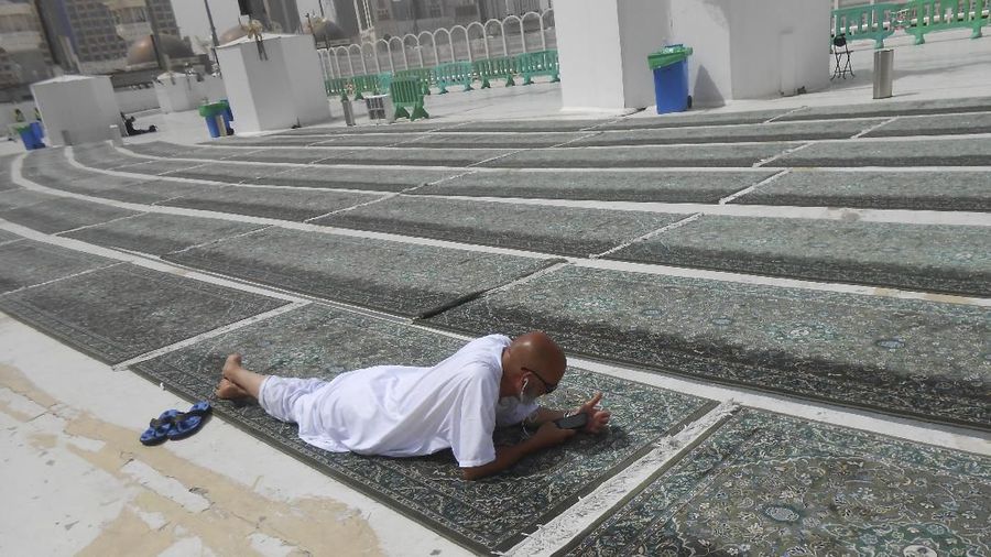 Keputusan Arab Saudi untuk menghentikan kegiatan ibadah umroh di tengah merebaknya virus corona membuat kota Mekkah sepi pengunjung.