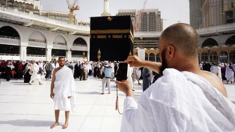 Para pekerja membersihkan Masjidil Haram di kota suci Muslim Mekah. (AP/Amr Nabil)