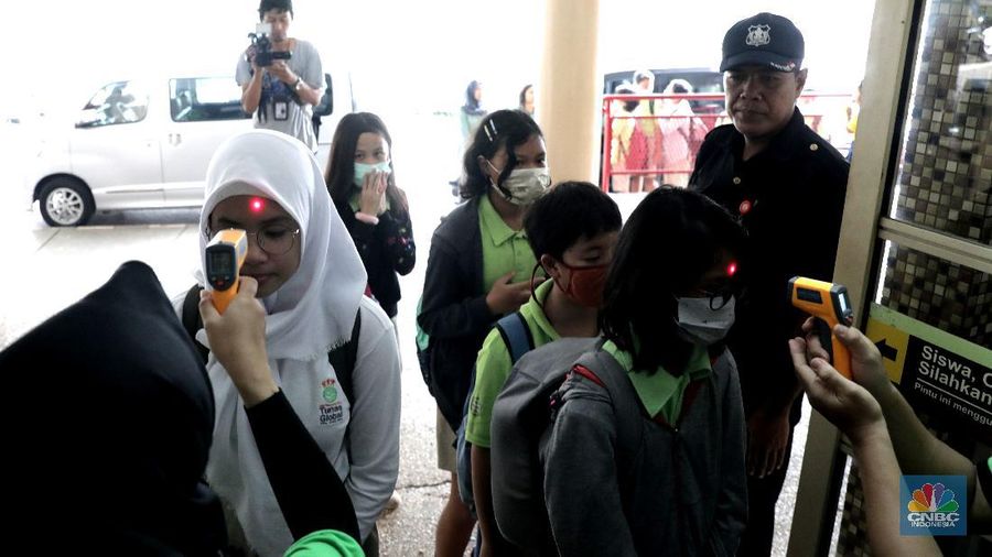 Sekolah di depok terapkan pencegahan virus corona. (CNBC Indonesia/ Muhammad Sabki)