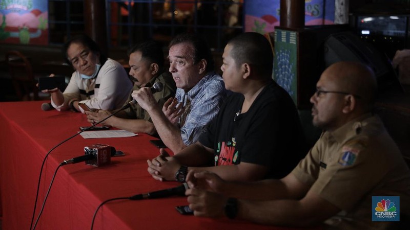 Petugas kesehatan mengunjungi Cafe Amigos Kemang yang sebelumnya digunakan untuk berdansa oleh seorang yang positif virus corona.