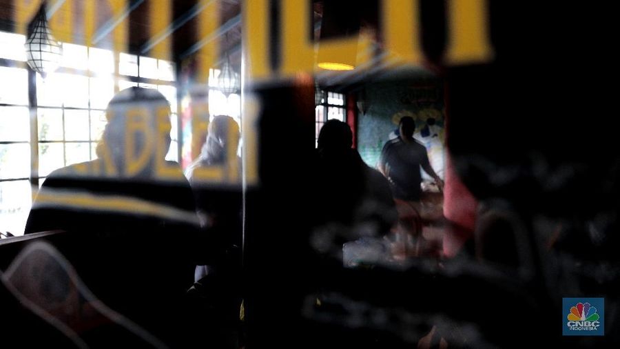 Petugas kesehatan mengunjungi Cafe Amigos Kemang yang sebelumnya digunakan untuk berdansa oleh seorang yang positif virus corona.