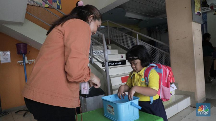 Sekolah Tunas Global Depok memiliki enam alat thermoscreening.