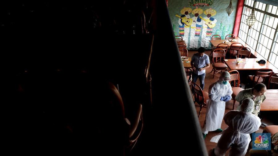 Petugas kesehatan mengunjungi Cafe Amigos Kemang yang sebelumnya digunakan untuk berdansa oleh seorang yang positif virus corona.