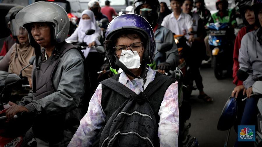 Warga Buru Masker Murah di Depok. (CNBC Indonesia/Muhammad Sabki)