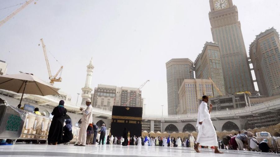 Para pekerja membersihkan Masjidil Haram di kota suci Muslim Mekah. (AP/Amr Nabil)