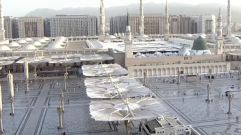 Keputusan Arab Saudi untuk menghentikan kegiatan ibadah umroh di tengah merebaknya virus corona membuat kota Mekkah sepi pengunjung.