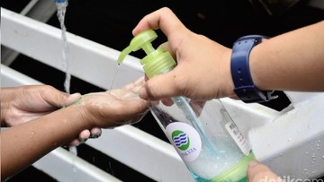 Download Free Kabar Baik Harga Masker Hand Sanitizer Turun Nih PSD Mockups.