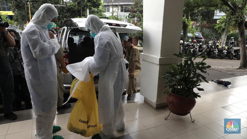 Petugas kesehatan mengunjungi Cafe Amigos Kemang yang sebelumnya digunakan untuk berdansa oleh seorang yang positif virus corona.