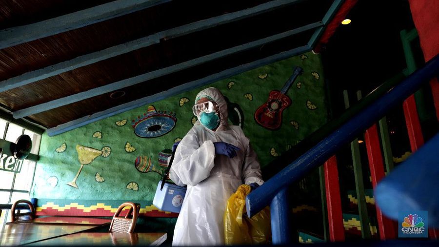Petugas kesehatan mengunjungi Cafe Amigos Kemang yang sebelumnya digunakan untuk berdansa oleh seorang yang positif virus corona.