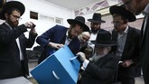 Koalisi pesaing Netanyahu yang dipimpin politikus Partai Biru Putih, Benny Gantz dilaporka meraup 54 kursi parlemen. (AP Photo/Oded Balilty)