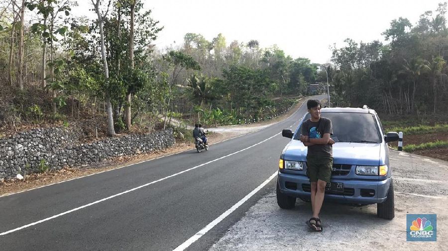 Perjalanan wisata dengan mengendarai mobil atau road trip menjadi pilihan bagi mereka yang menyukai perjalanan darat untuk menuju suatu lokasi wisata.