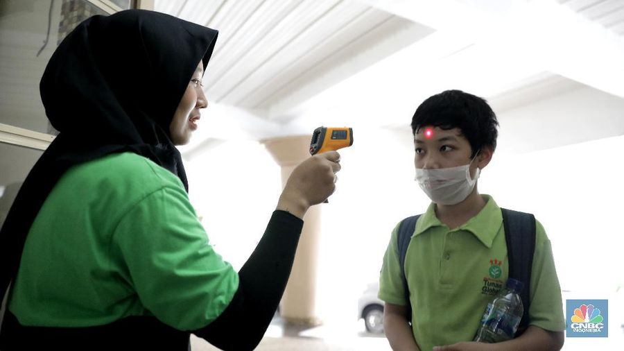 Sekolah di depok terapkan pencegahan virus corona. (վ/ Muhammad Sabki)